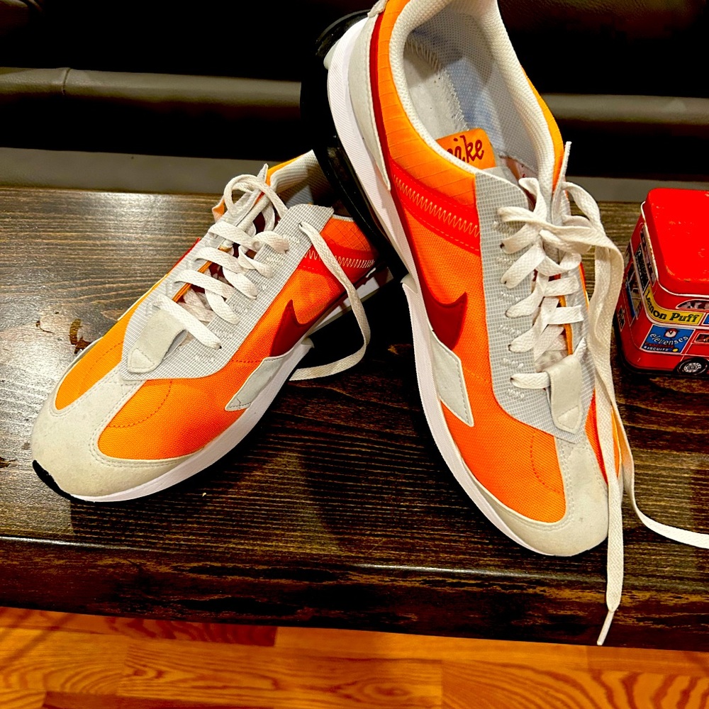 Hey beautiful. Niki size 10 1/2 new needs insole .